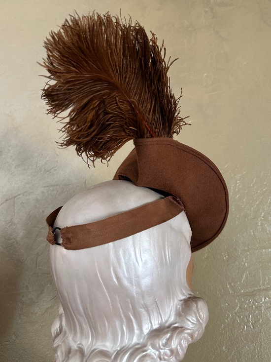 RARE 1930s\' TAN FELT TOY TILT HAT + GOLD STUDS & OSTRICH FEATHER main image 7